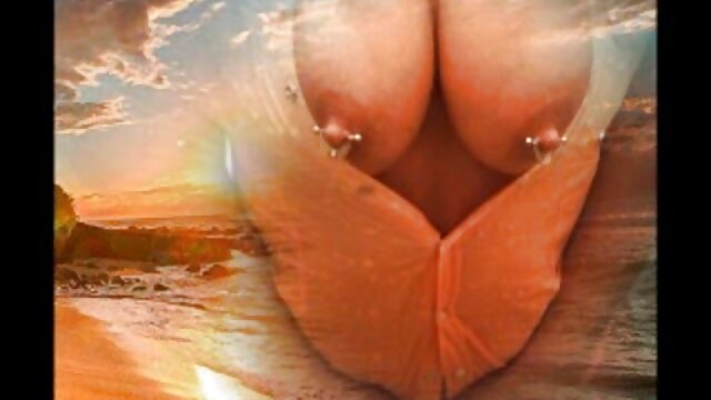 איכות גבוהה :  מתוקה בלונדינית עם קעקועים מציגה את מצלמות xxx הכוס לזין של המעסה סקסי-<url> 
